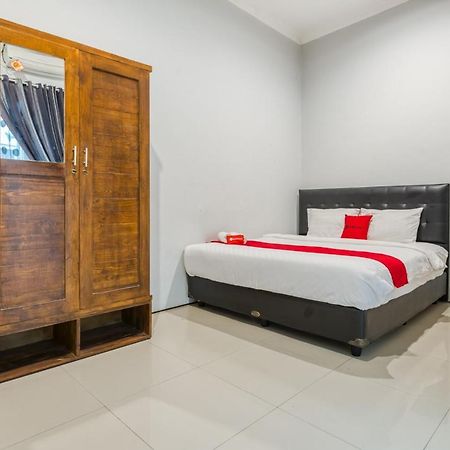 Hotel Reddoorz Near Surabaya Zoo Esterno foto