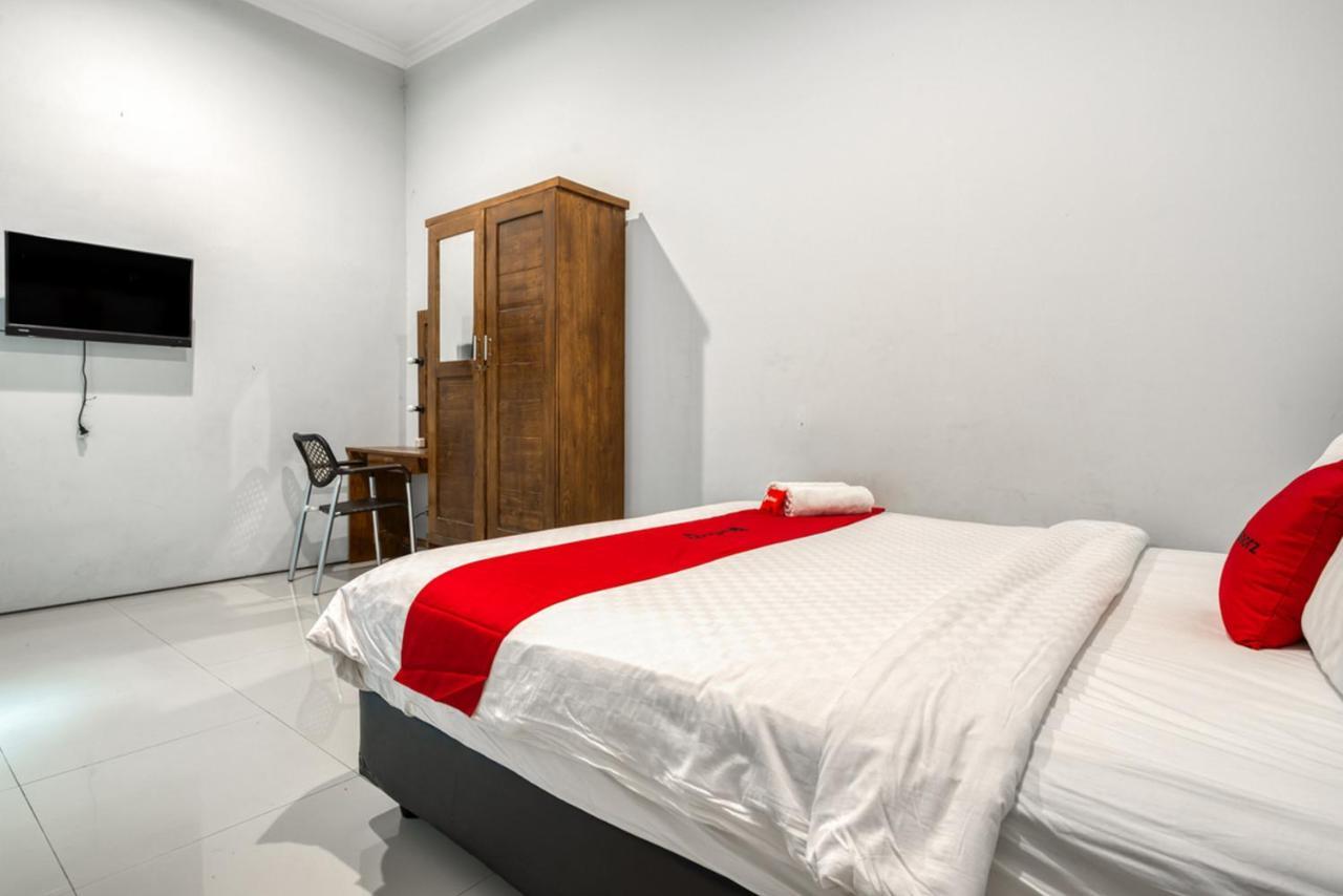 Hotel Reddoorz Near Surabaya Zoo Esterno foto