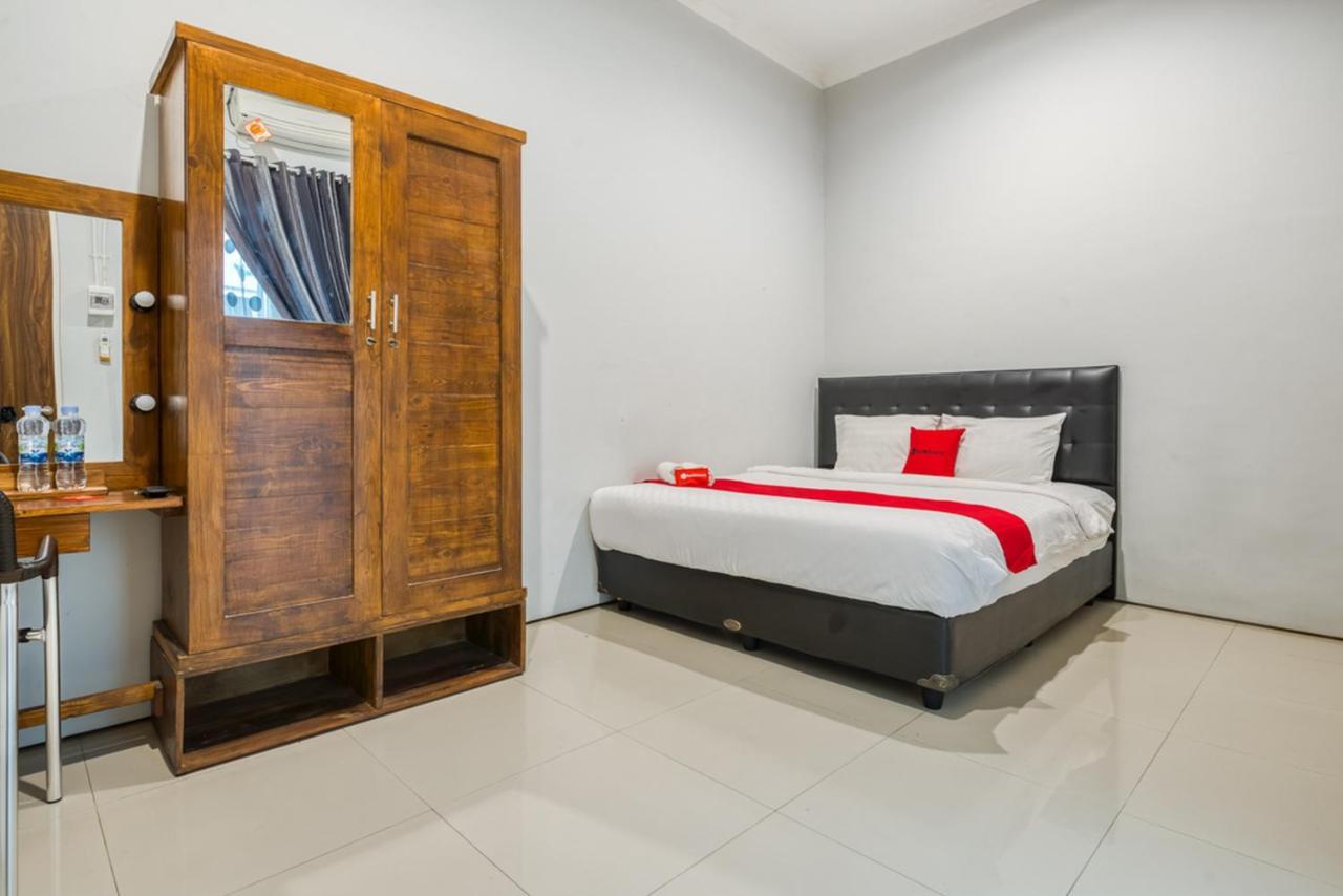 Hotel Reddoorz Near Surabaya Zoo Esterno foto