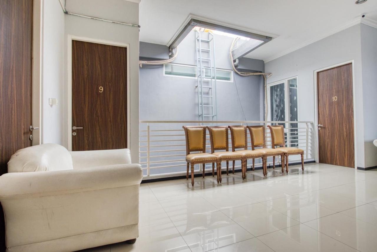 Hotel Reddoorz Near Surabaya Zoo Esterno foto